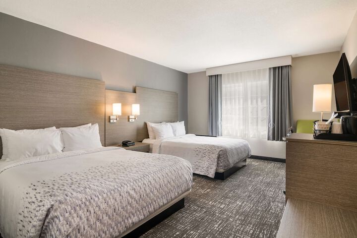 2 Queen Beds Pet Friendly Room Desk Microwave and Refrigerator Full Breakfast (8 of 16)