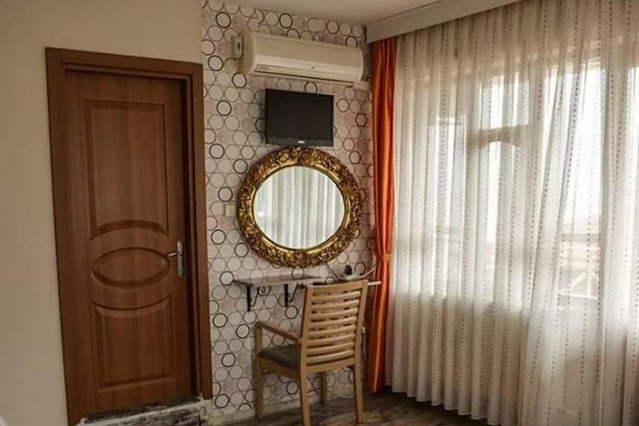 Room 6 of 11