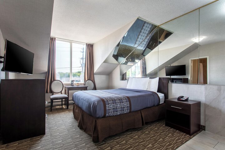 Standard Queen Bed Accessible (8 of 15)