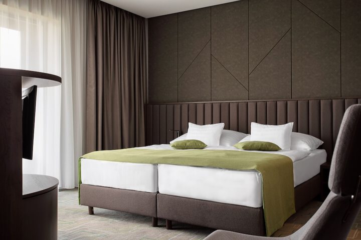 Room 18 of 80
