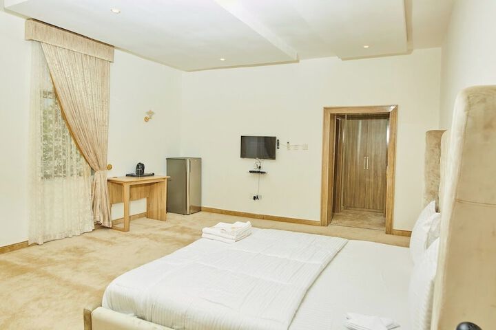 Room 11 of 32