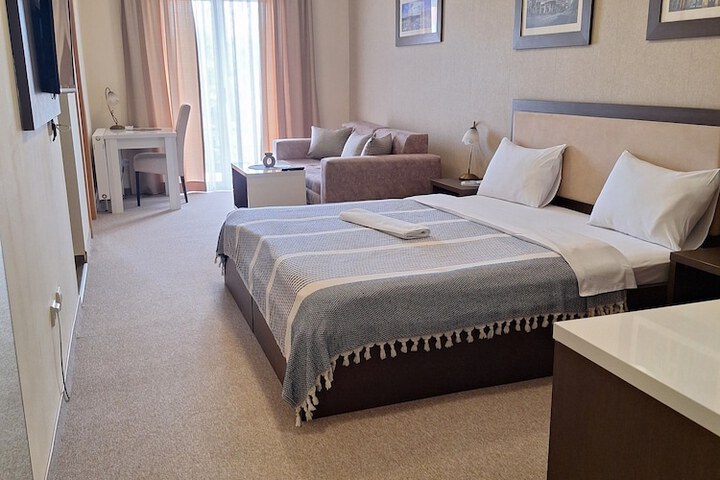 Room 9 of 32