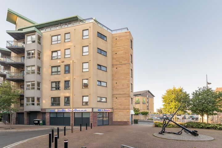 403 Outstanding Penthouse in Vibrant Leith With Secure Parking