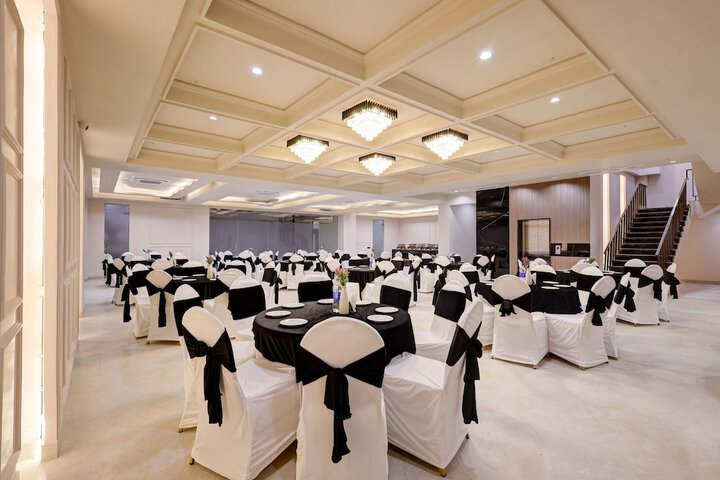 Ballroom/Hall 79 of 98