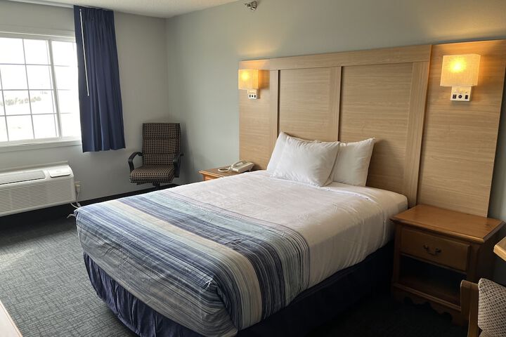 1 Queen Bed (13 of 25)