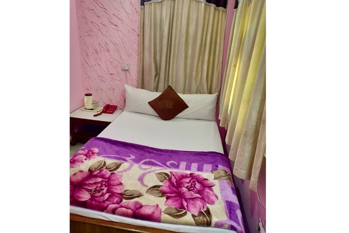 Room 6 of 33