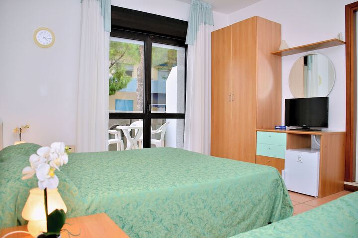 Room 15 of 102
