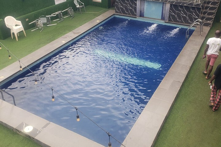 Pool 13 of 18