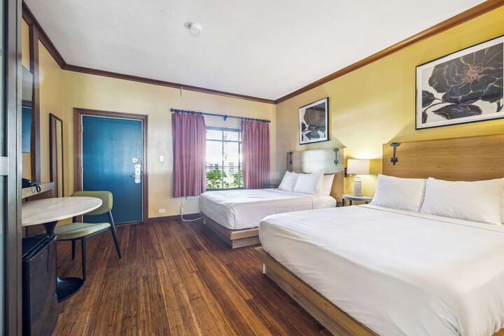 2 Queen Beds (16 of 16)