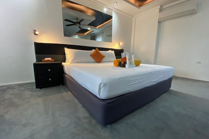 Room 83 of 403