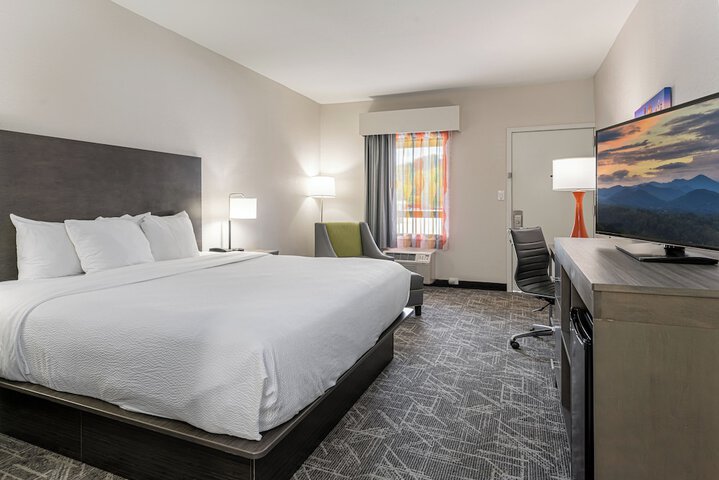 1 King Bed (3 of 9)