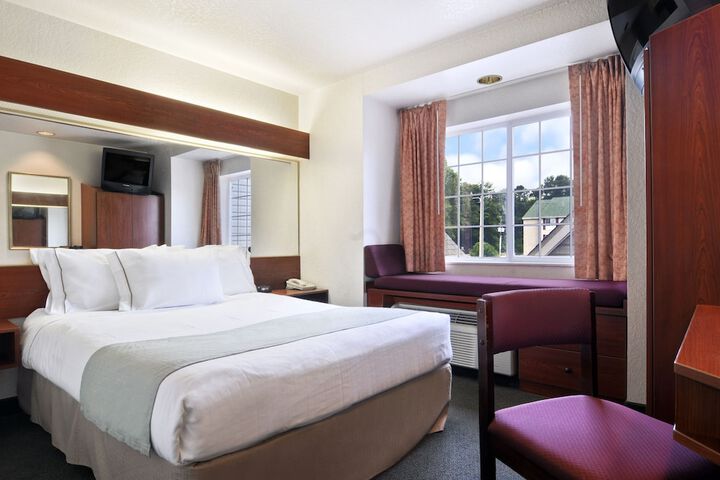 1 Queen Bed (13 of 14)