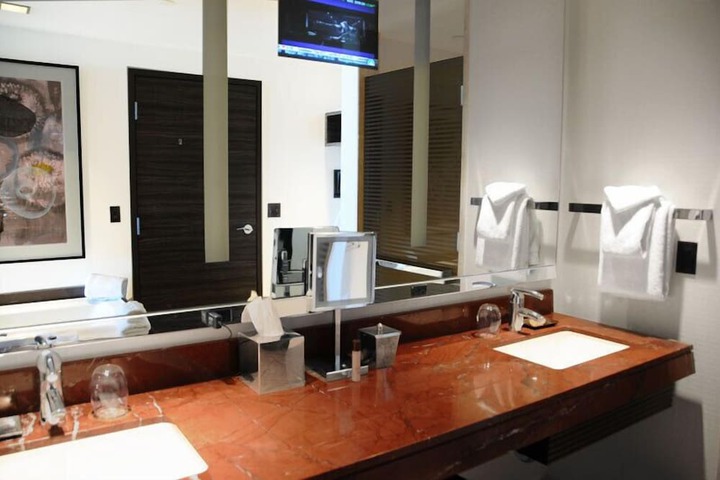 Bathroom sink