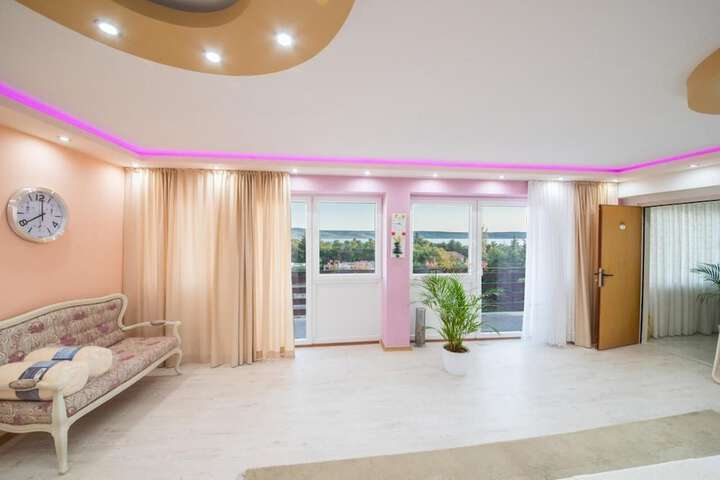 Room 7 of 10
