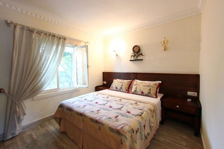Room 10 of 80