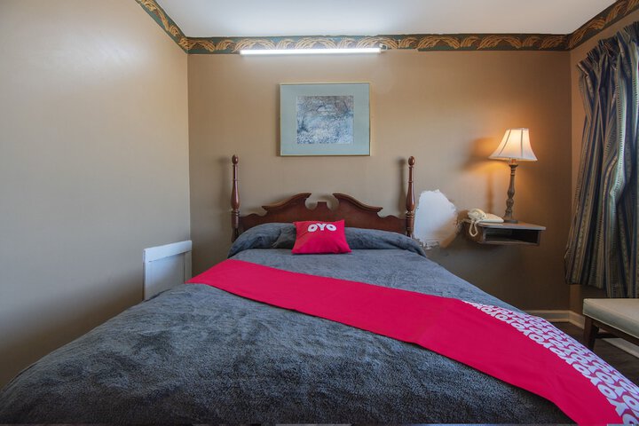 1 Queen Bed (9 of 10)