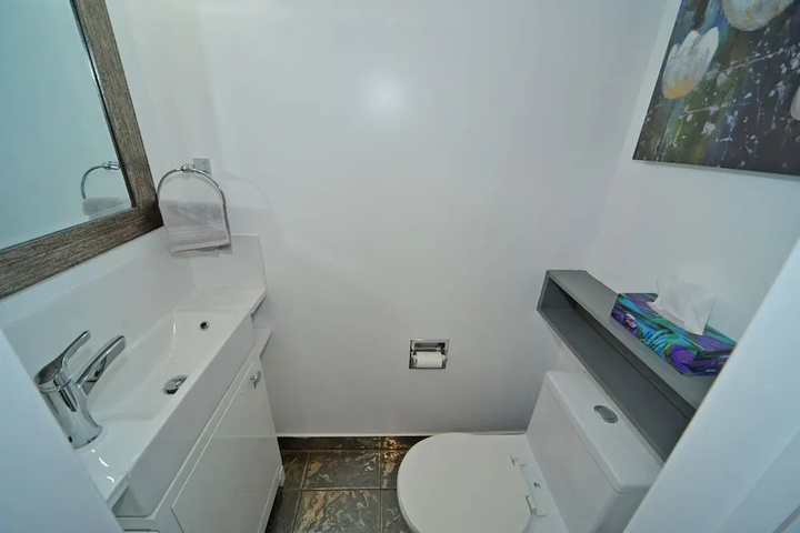 Room 8 of 12