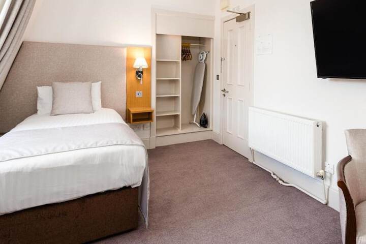 Room 47 of 90