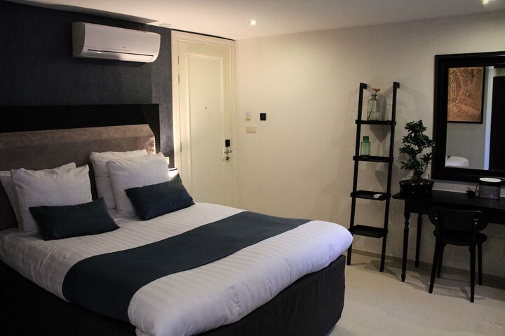 Room 13 of 40