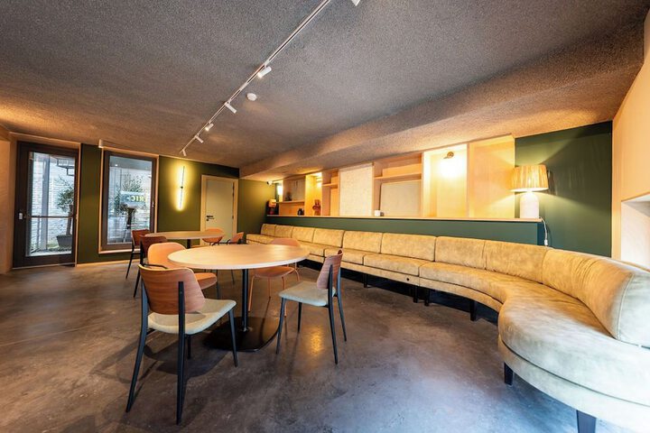 Lounge 85 of 100