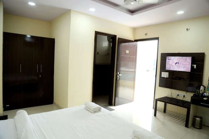Room 3 of 34