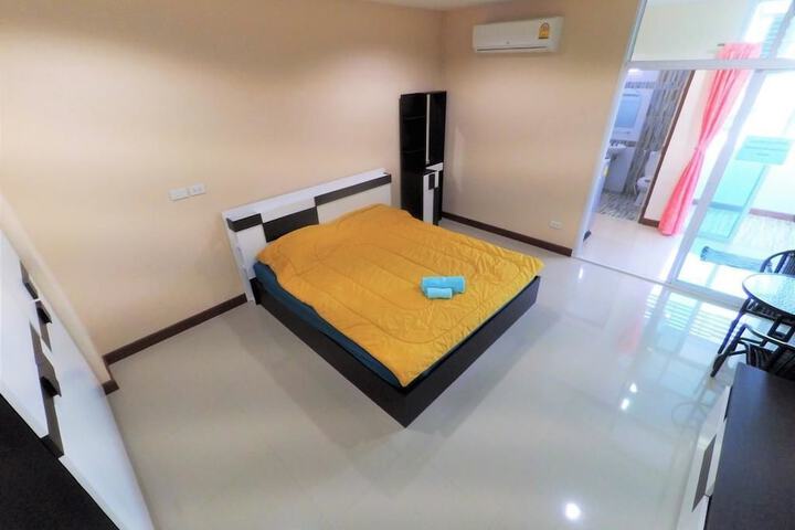 Room 6 of 9