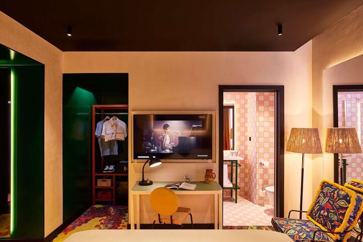 Room 16 of 84