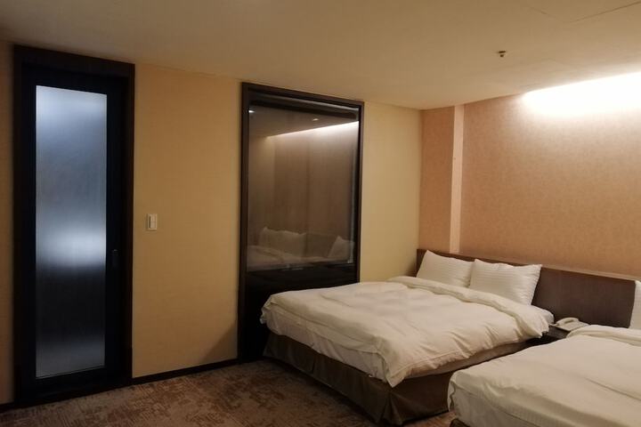 Room 28 of 106
