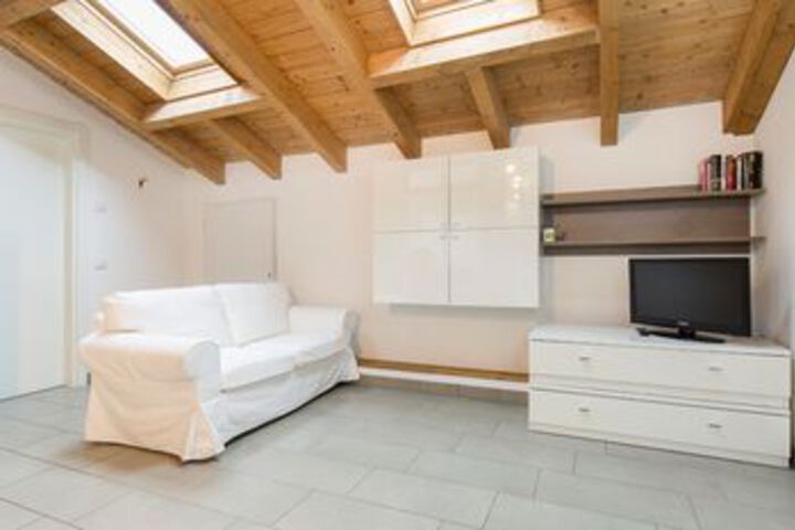 Room 9 of 12