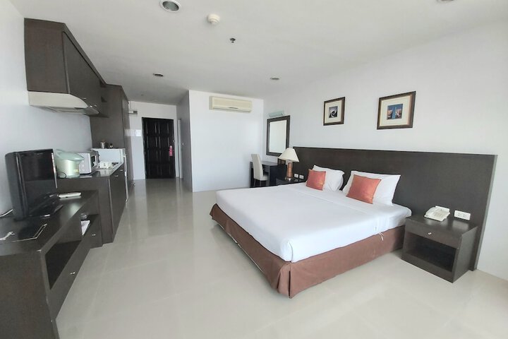 Room 10 of 32