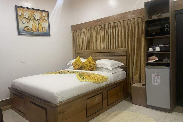 Room 6 of 165