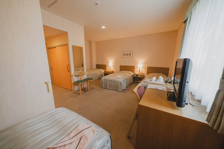 Room 6 of 12