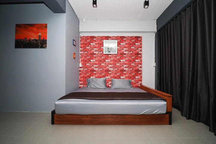 Room 11 of 18