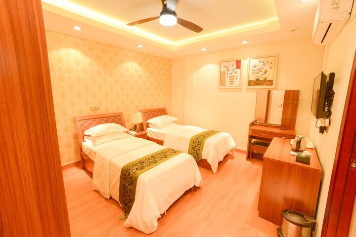 Room 33 of 38