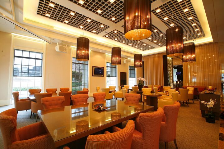Lounge 45 of 72