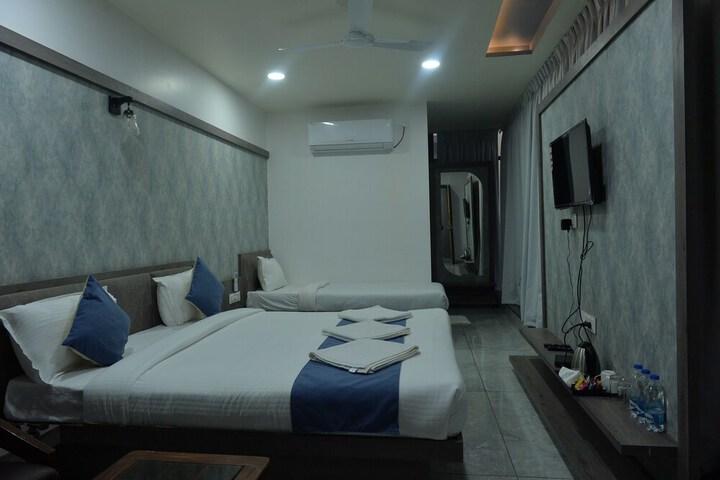 Room 10 of 32