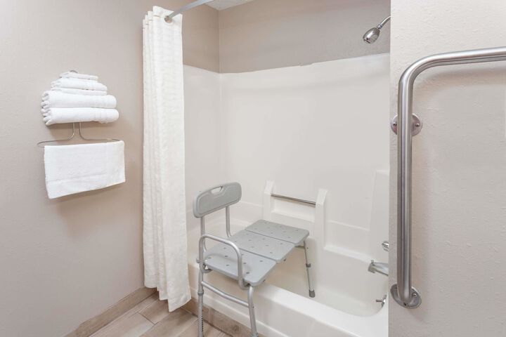 2 Queen Beds First Floor (10 of 17)
