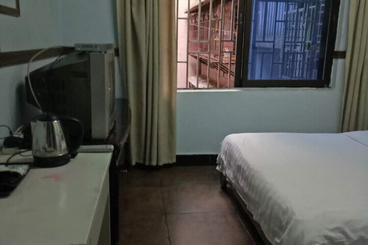 Room 8 of 9