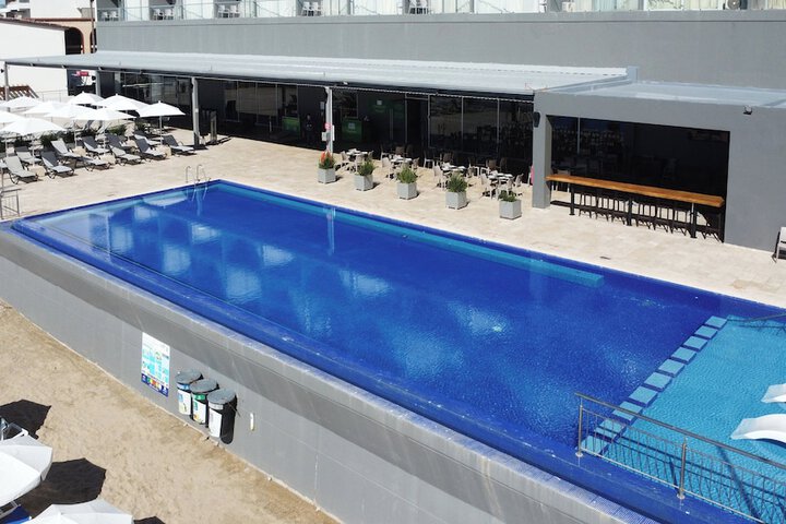 Hotel with Pool
