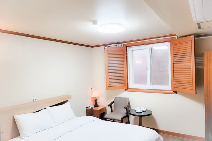 Room 13 of 32