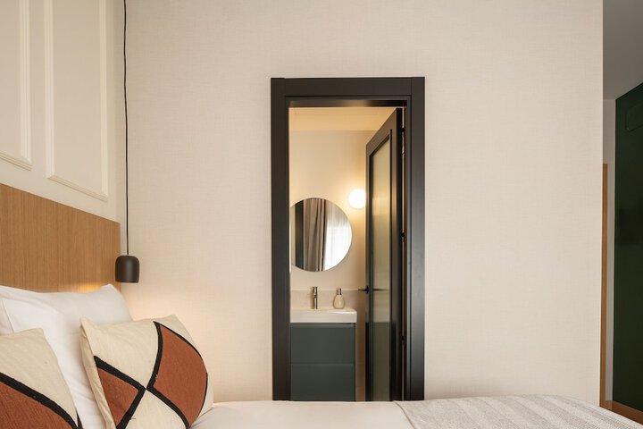 Room 32 of 43