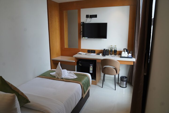 Room 11 of 24