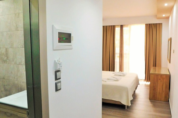 Room 2 of 69