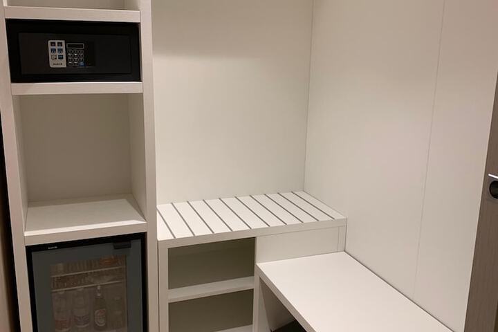 Room 10 of 99