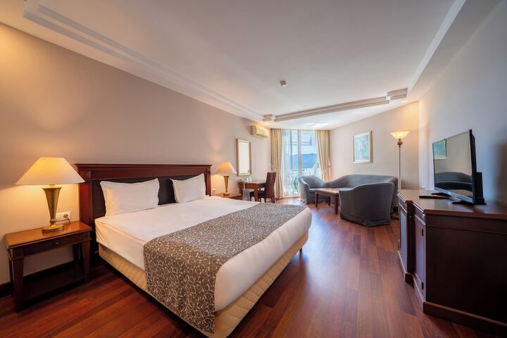 Room 33 of 104