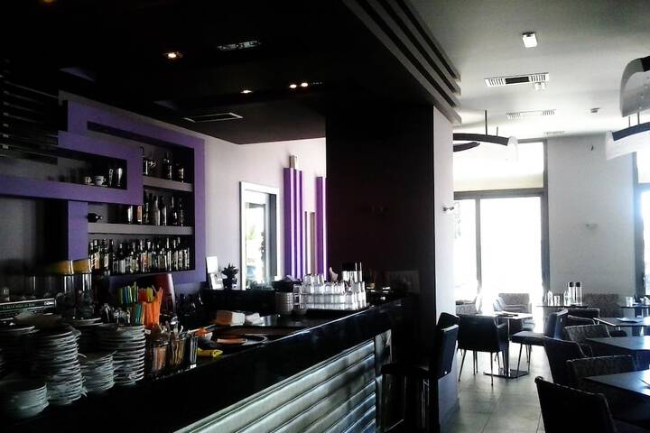 Lounge 24 of 33
