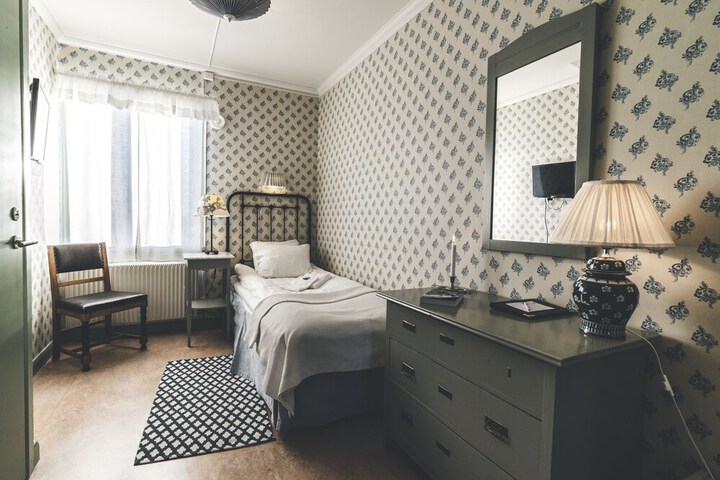 Room 6 of 42