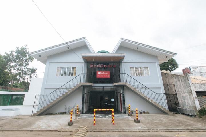 RedDoorz at VCloud Hills near De La Salle Dasmarinas Cavite