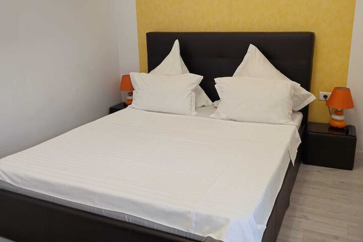 Room 52 of 230