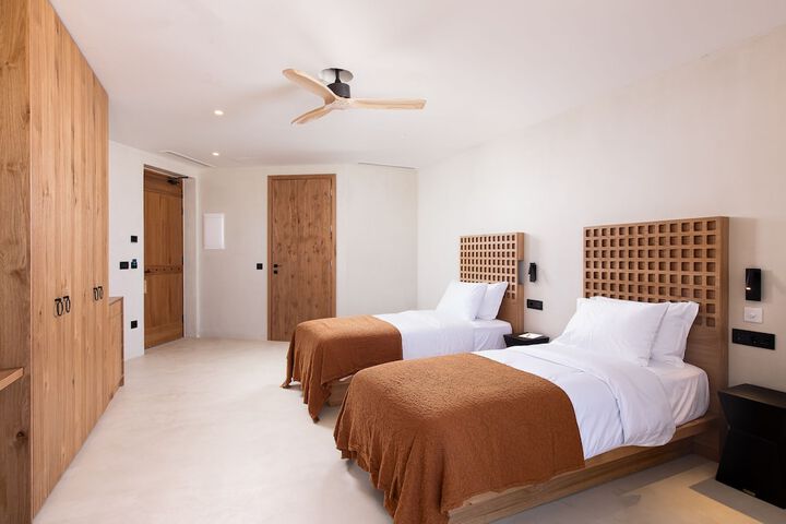 Room 5 of 94